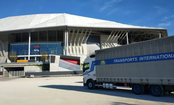 Un camion BLEGER dans l'enceinte du stade OLYMPIQUE LYONNAIS, Hilsenheim, Transports BLEGER